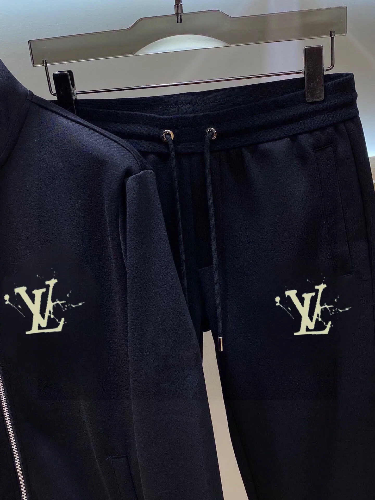 🅿️460 brand [LV Louis Vuitton] (velvet and thickened) 2025 spring new product, celebrities’ favorite fashion-flavored casual suit, clean and neat tailoring, full of urban style. It is made of high-quality customized fabrics, with excellent thermal insulation effect inside, soft and dry feel, and a crisp and stylish upper body effect. The three-dimensional cutting process and the pattern are all of high standards, and the silhouette version has the right benefits! It is not tight at all, and you feel good when you wear it. So many top-quality raw materials create high-end products with unparalleled value. It is the first choice for high-end fashion people. (Size: M-4XL can wear up to 200 pounds)